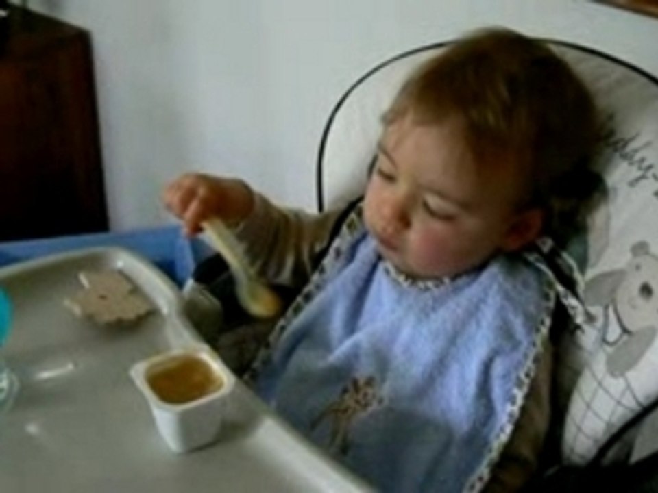 Léo mange à la cuillère