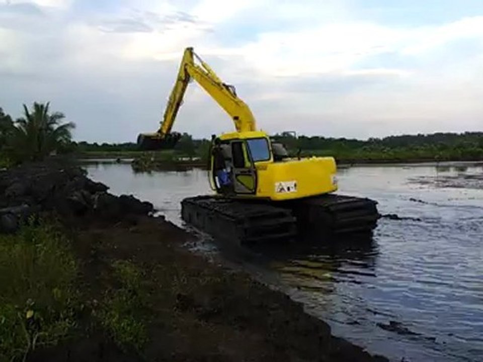 Pengerukan Tambak Udang di dekat Balikpapan - Samarinda Kalimantan Timur pakai EXCAVATOR SWAMP