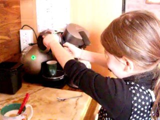 Dolce Gusto Melody 3 expliqué par une enfant.