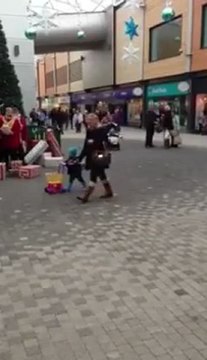 Cet homme n'aime pas les chanteurs de Noël à Basingstoke