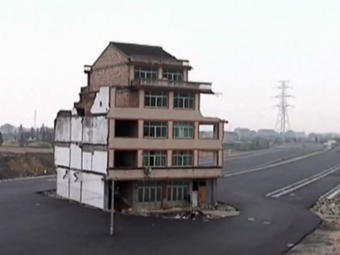 Maison au milieu d'une autoroute en Chine