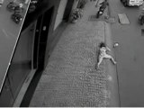 Cô gái ngã văng xuống đường vì bị cướp giỏ xách ở Sài Gòn - VnExpress