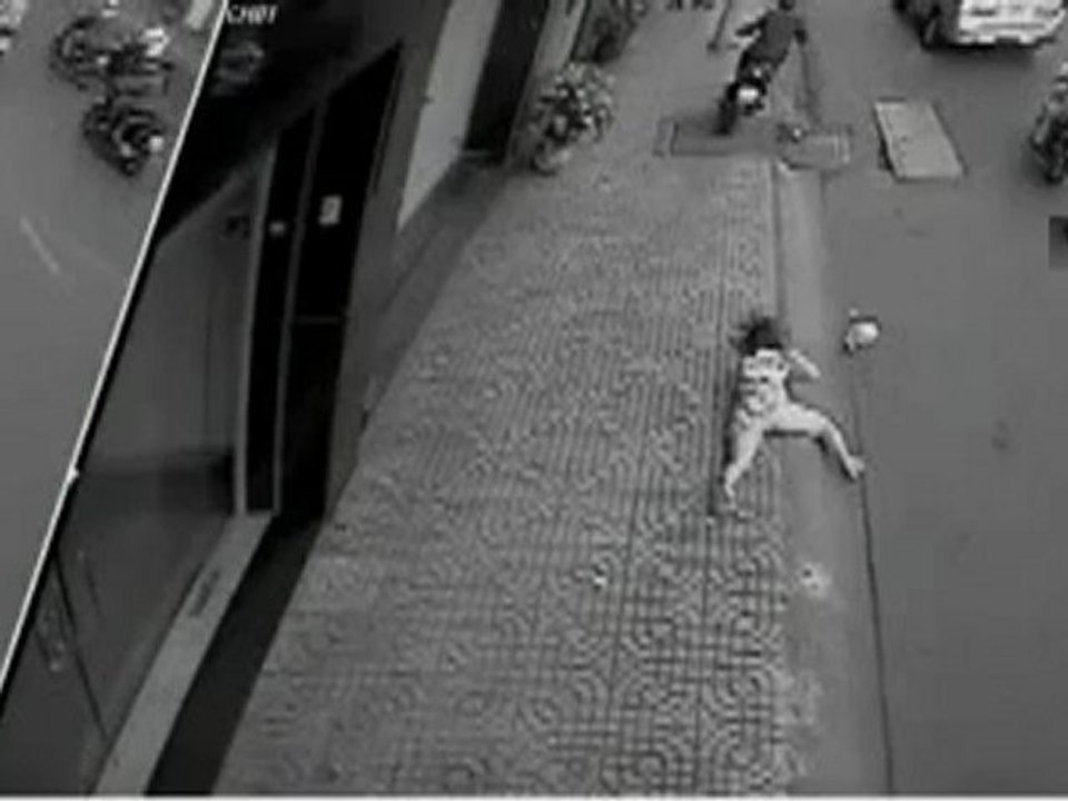 Cô gái ngã văng xuống đường vì bị cướp giỏ xách ở Sài Gòn - VnExpress