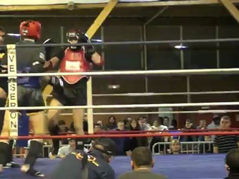 nicolas jedrosik a la 1/2 finale championnat regionale de boxe thai cat - 16 ans - 67 kg round 1