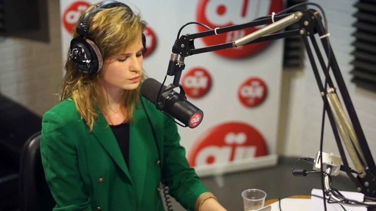 Christine & The Queens - Bashung Cover - Session Acoustique OÜI FM