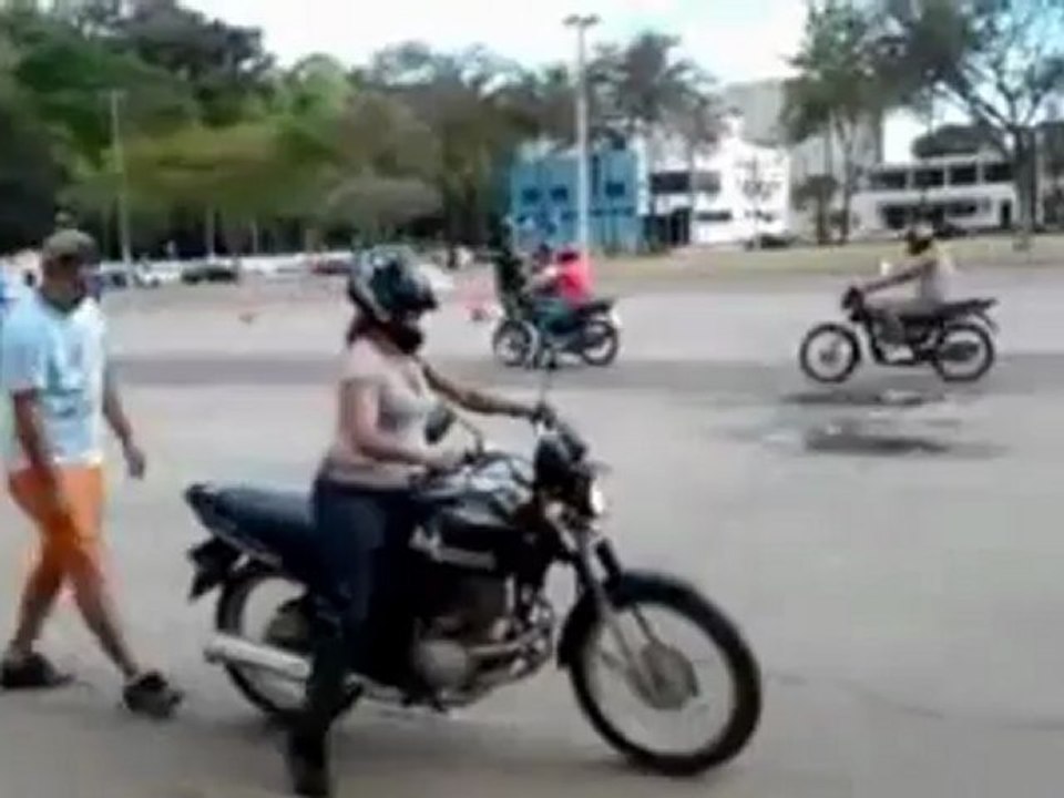 Quand une femme apprend à faire de la moto !!