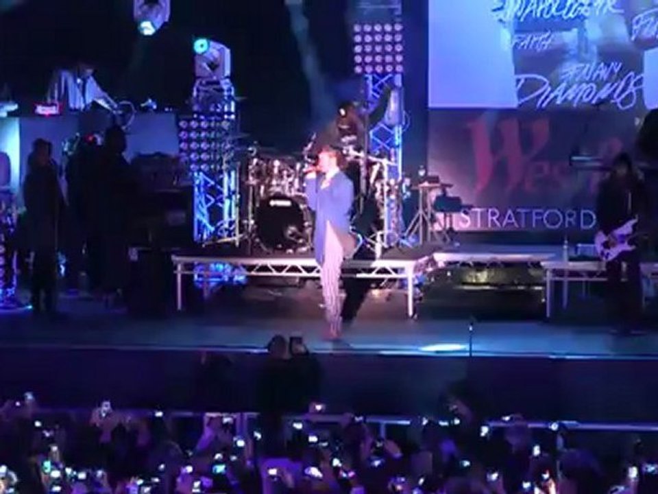 Rihanna oben ohne
