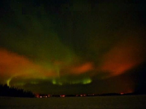 Une aurore boréale embrase le ciel finlandais