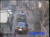 Une petite fille chinoise écrasée et secourue par des passants