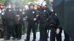 Un policier asperge de gaz des manifestants anti-Wall Street