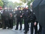 Un policier asperge de gaz des manifestants anti-Wall Street