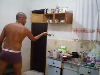 O MATADOR DE BARATAS