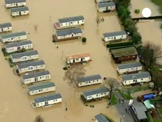 UK floods force hundreds to emergency shelters