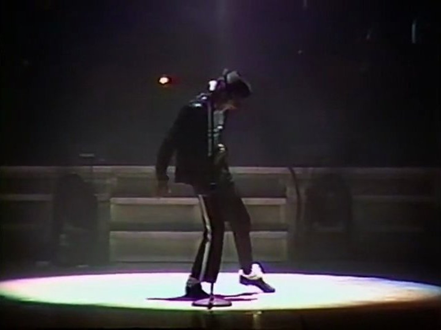 Michael Jackson - Billie Jean Live At Wembley - video Dailymotion