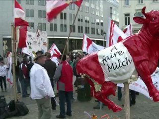 Download Video: Protesto em Bruxelas termina em banho de leite