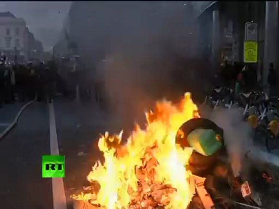 Dairy of Mad Men: Angry farmers spray milk on riot police in Brussels