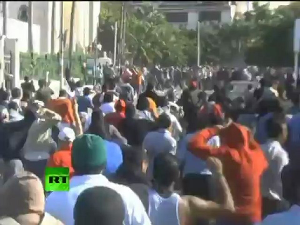 Egypt clashes: Anti-Morsi rioters torch Muslim Brotherhood HQ