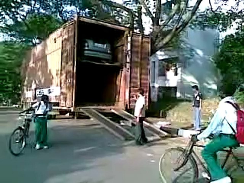 ALOTO CAR LOADING IN CONTAINER