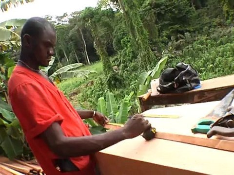 Reportage au coeur d'une entreprise gabonaise de récupération des déchets du bois