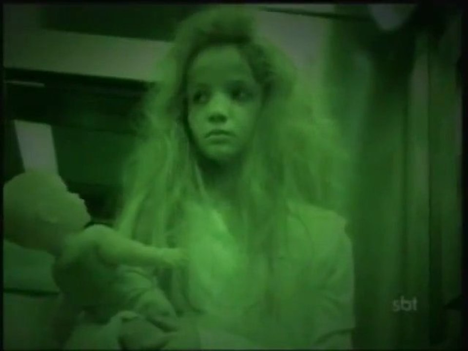 Caméra cachée : La petite fille qui effraie tout le monde dans l'ascenseur !