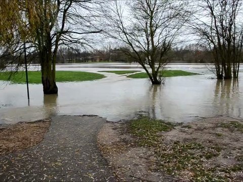 Pont-de-Vaux. 27 novembre 2012. La Reyssouze Déborde.