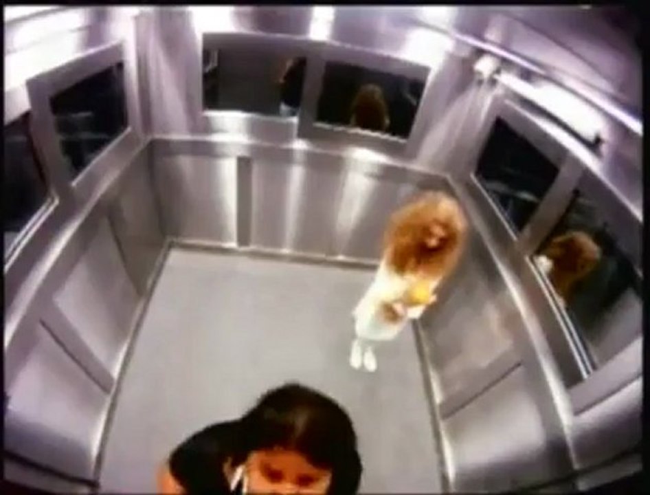 Caméra_caché_Fille_qui_fait_peur_dans_un_ascenseur_4962113170093_42837