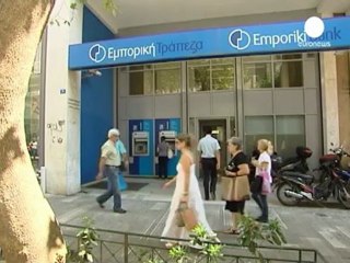 Скачать видео: Grecia: crollano le banche in borsa