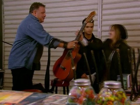 Dinho vê Lia com Gil