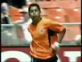 Những pha đá ra ngoài còn khó hơn ghi bàn