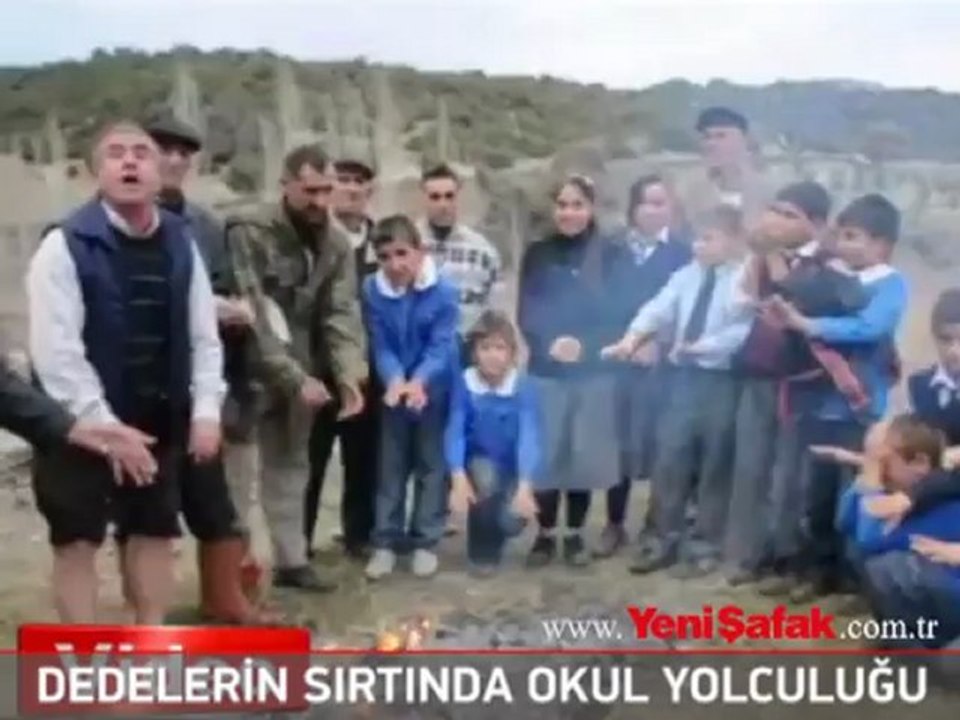 Dedelerin sırtında okul yolculuğu