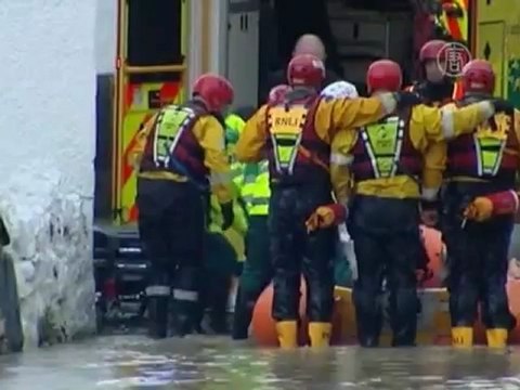 Жертв наводнения в Великобритании уже 4