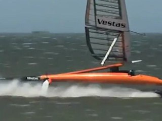 A 109 km/h, il bat le record de vitesse à la voile