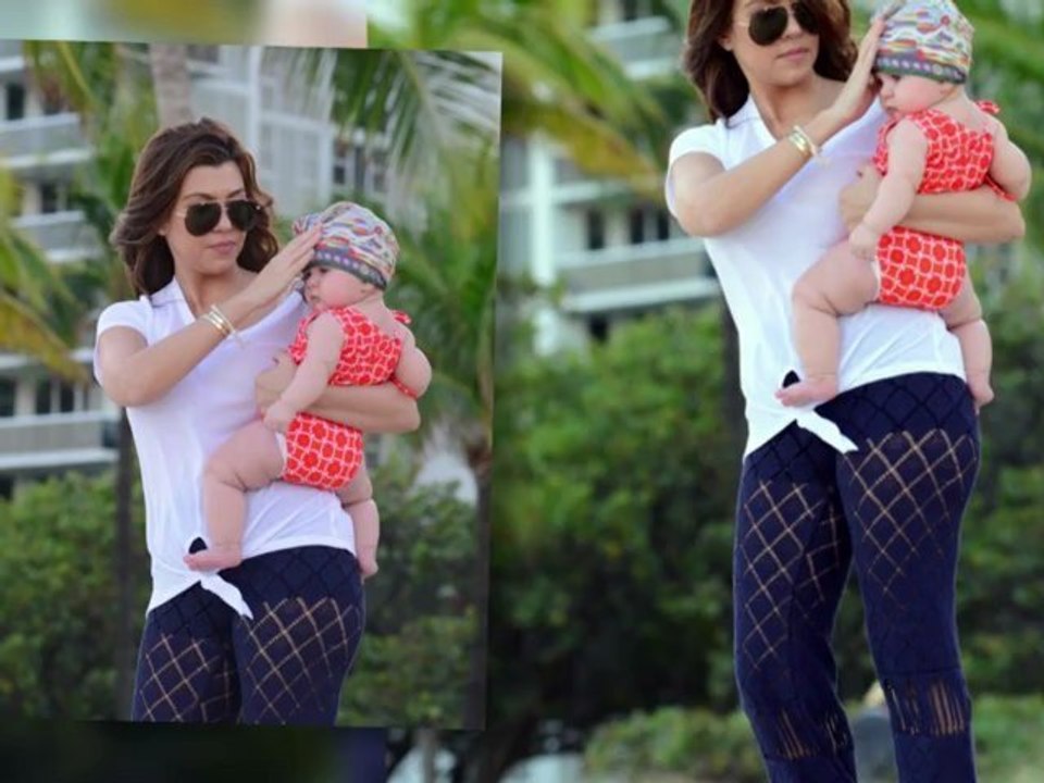 Kourtney kardashian und ihre familie am strand