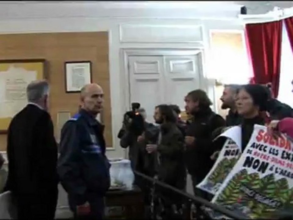 Occupation de la mairie de Millau par les défenseurs de NDDL.