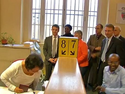 Pas de régularisation massive selon Manuel Valls