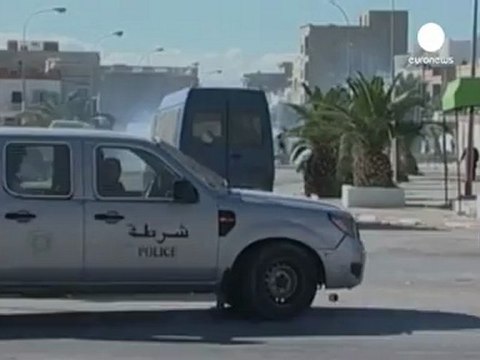 Polizia tunisina reprime con la forza manifestazione a...