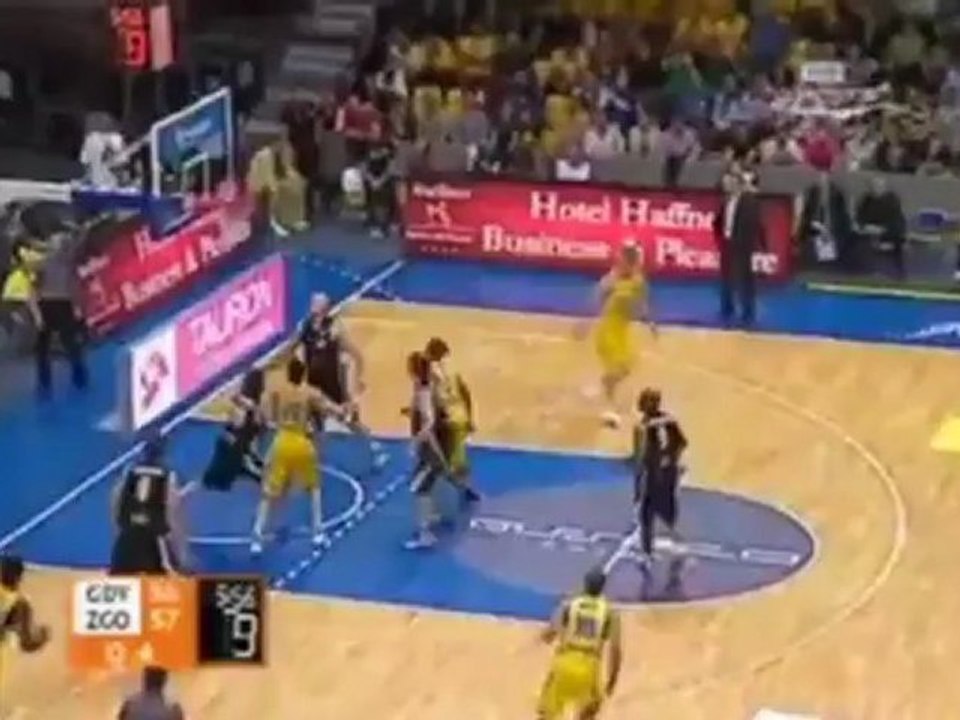 Daniel Ewing'in Polonya liginde MVP olduğu sezondan görüntüler.