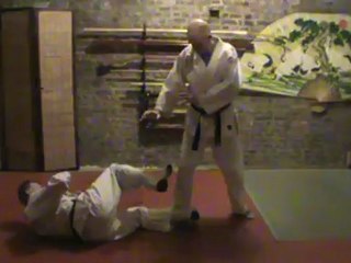 Sol contre debout : clef tendue soto coup du pied