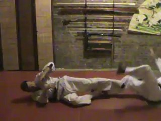 Sol contre debout :  clef tendue uchi talon