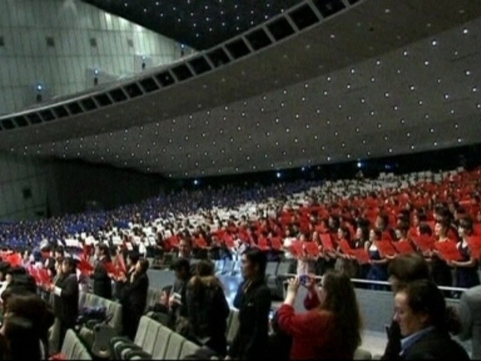"Les Mis" stars greeted by singing fans in Tokyo