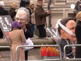 Le juge britannique Leveson critique la proximité de la...