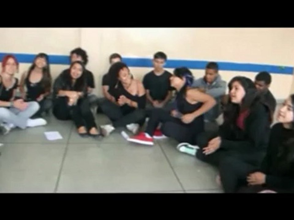 Aula de Francês - Tie (pelos alunos de francês)