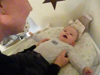 Jazz, 4 mois et 3 semaines, s'éclate avec Mam