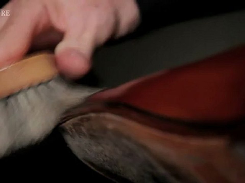 Cirer ses chaussures (par MonsieurChaussure.com)