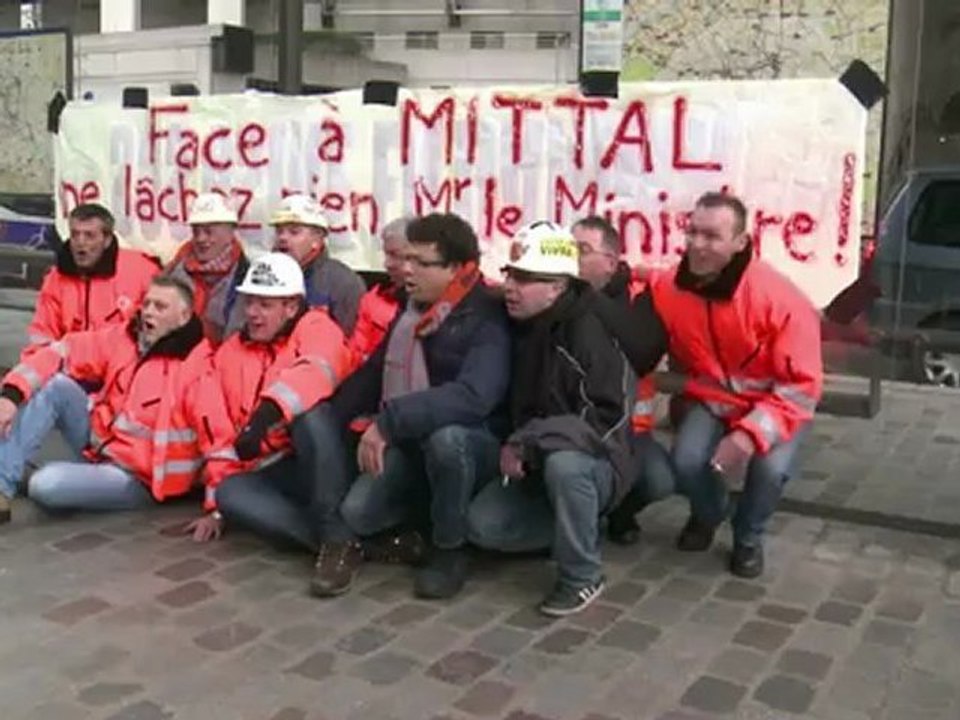 Les métallos de Florange quittent leur campement à Bercy