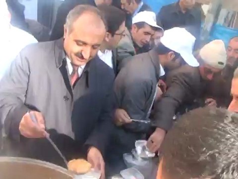 yıkmaz efe ve mesut gökçe Ağrı belediyesi aşüre ikramnında