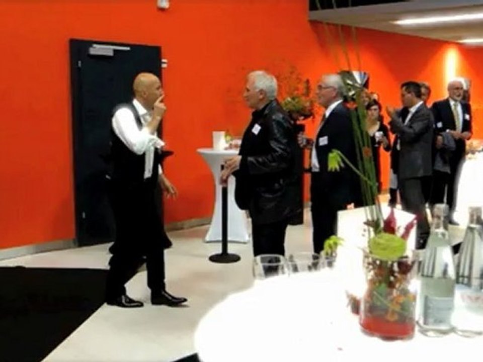 Painter with glue and glitter - Peintre performer