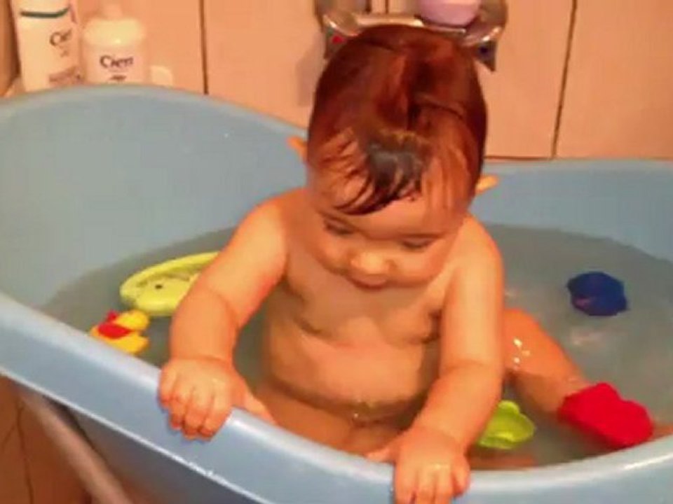 Elsa prend son bain 30/11/2012