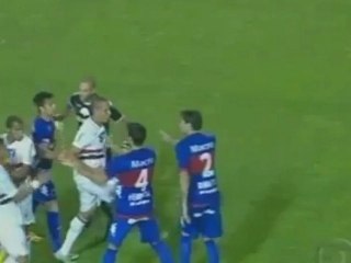 La pitoyable simulation de Donatti sur un faux coup de pied de Luis Fabiano