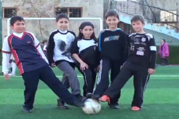 ''Evcilik'' yerine futbol oynuyor